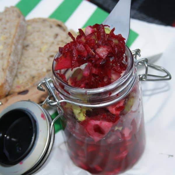 Salát z červené řepy, jablka a řapíkatého celeru