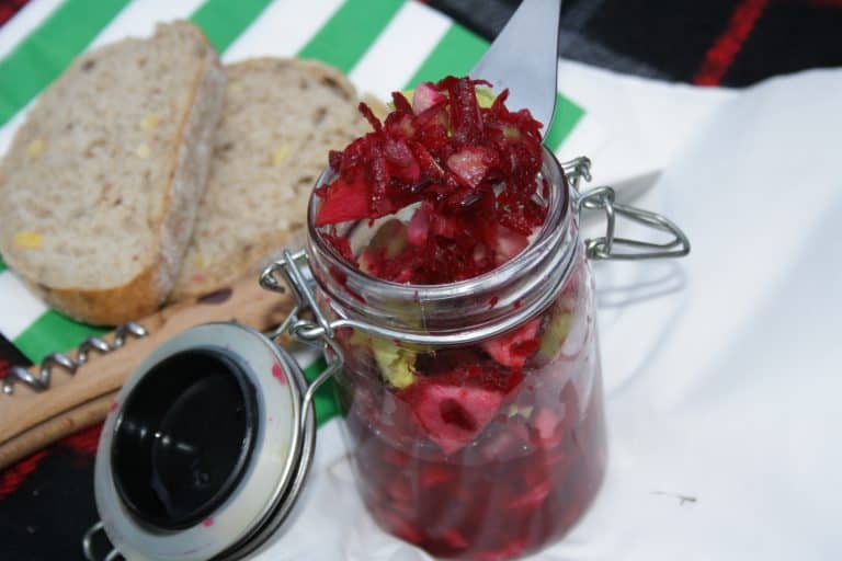 Salát z červené řepy, jablka a řapíkatého celeru