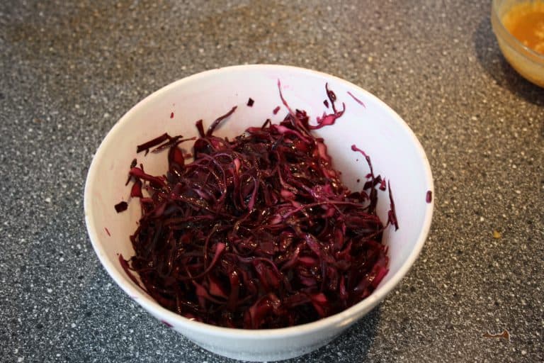 Zelný salát s hlívou a bryndzou