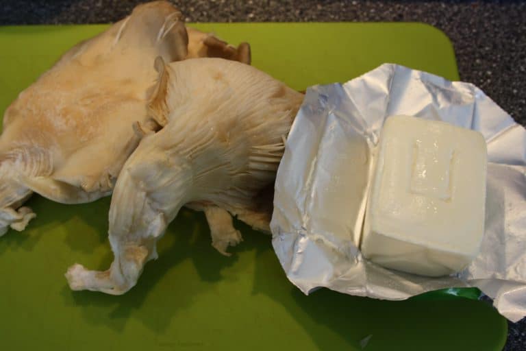 Zelný salát s hlívou a bryndzou