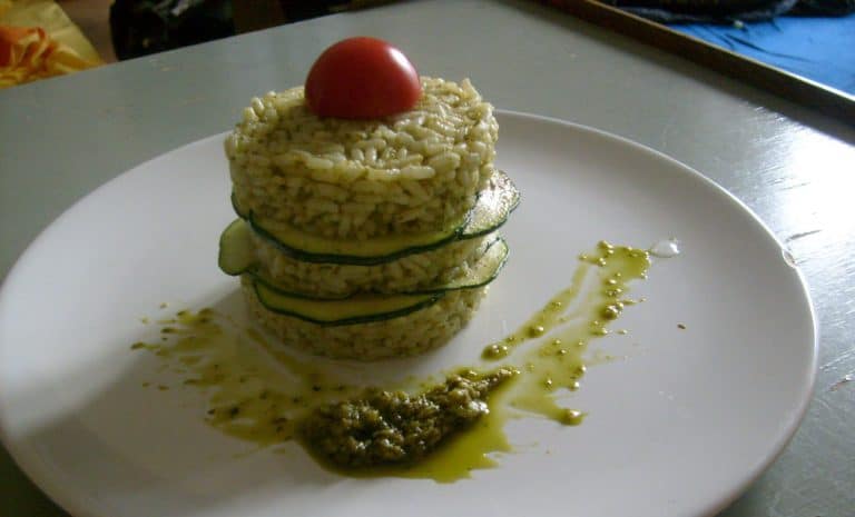 Rýžový timbál s pestem a cuketou