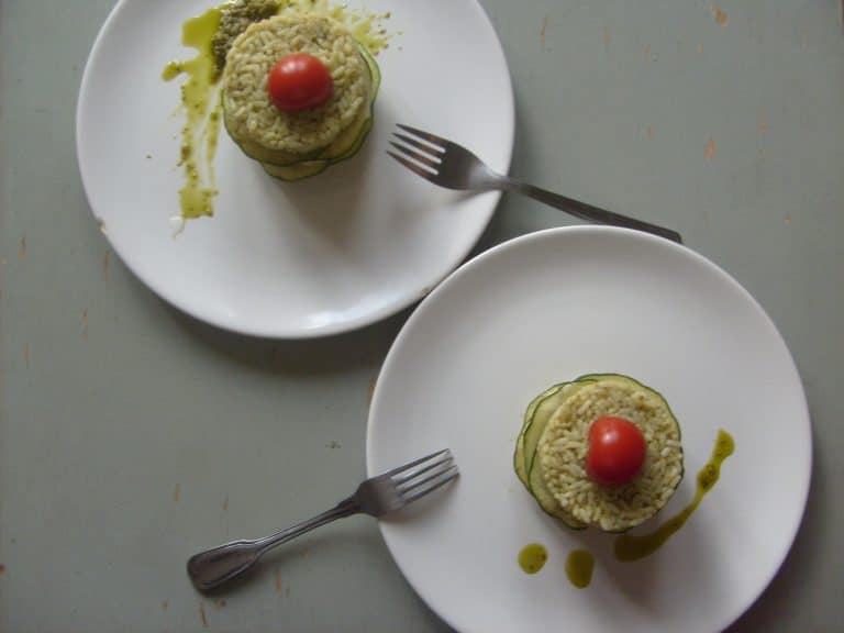 Rýžový timbál s pestem a cuketou