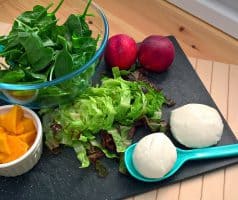 Salát s ovocem, mozarellou a prosciuttem