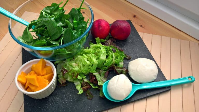 Salát s ovocem, mozarellou a prosciuttem