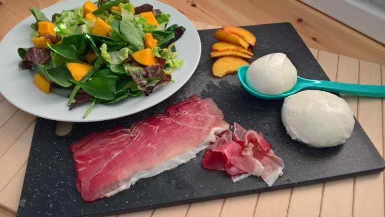 Salát s ovocem, mozarellou a prosciuttem