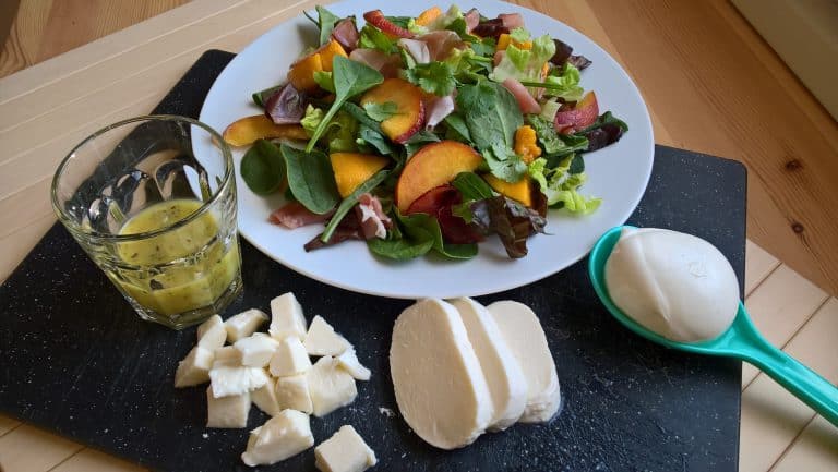 Salát s ovocem, mozarellou a prosciuttem