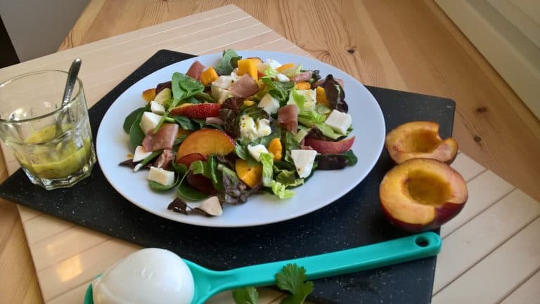 Salát s ovocem, mozarellou a prosciuttem
