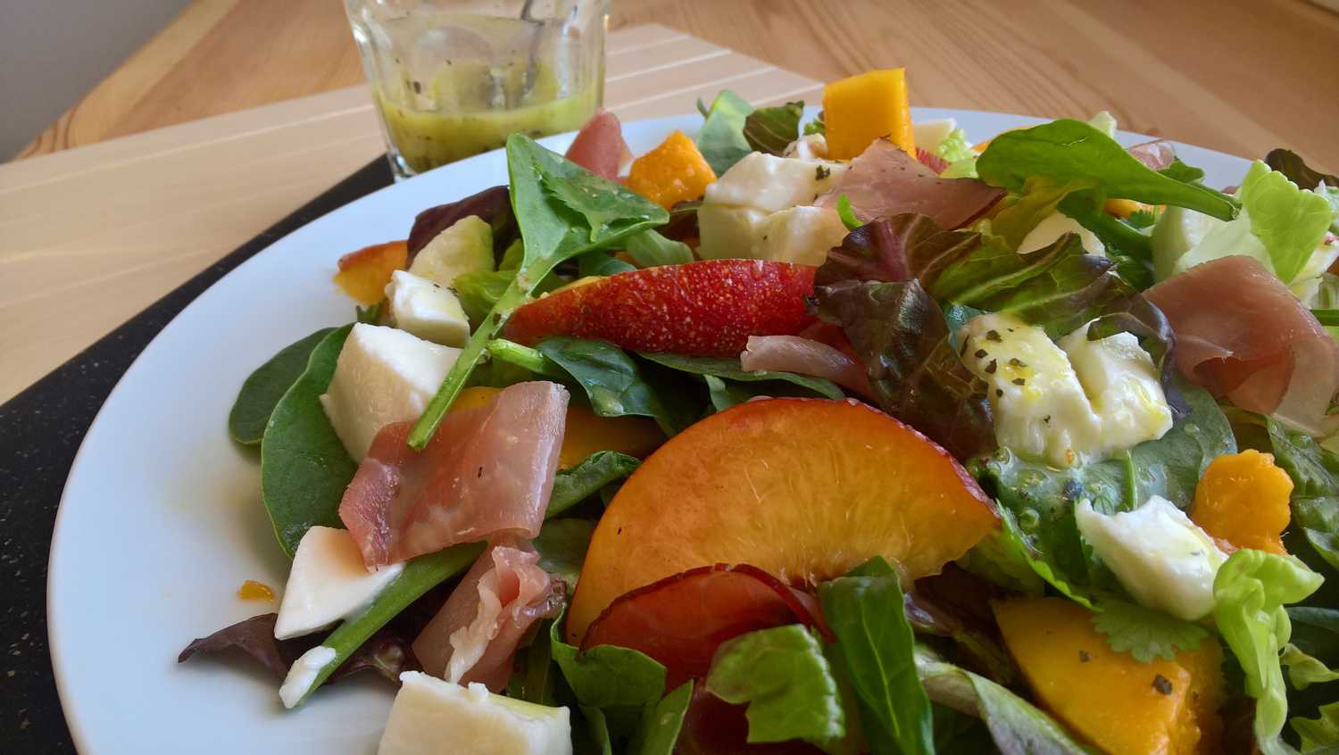 Salát s ovocem, mozarellou a prosciuttem