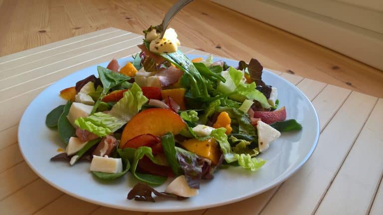 Salát s ovocem, mozarellou a prosciuttem