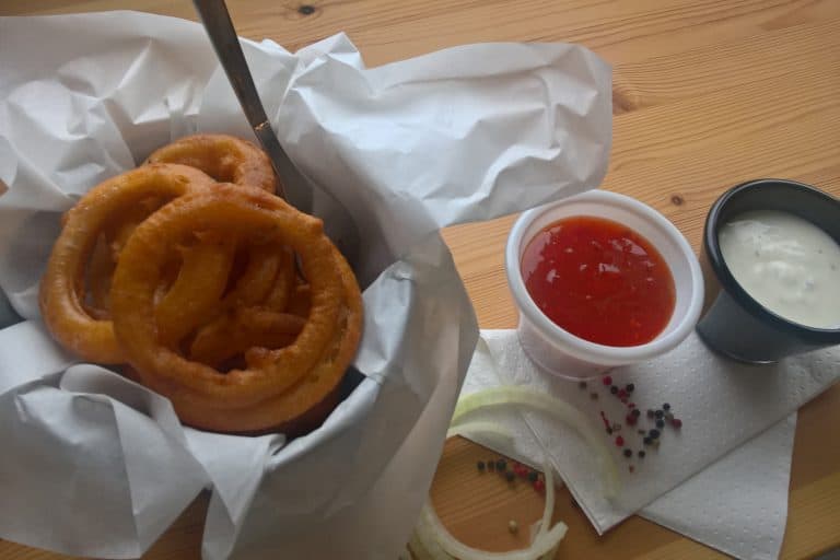 Pikantní cibulové kroužky s paprikovým krémem