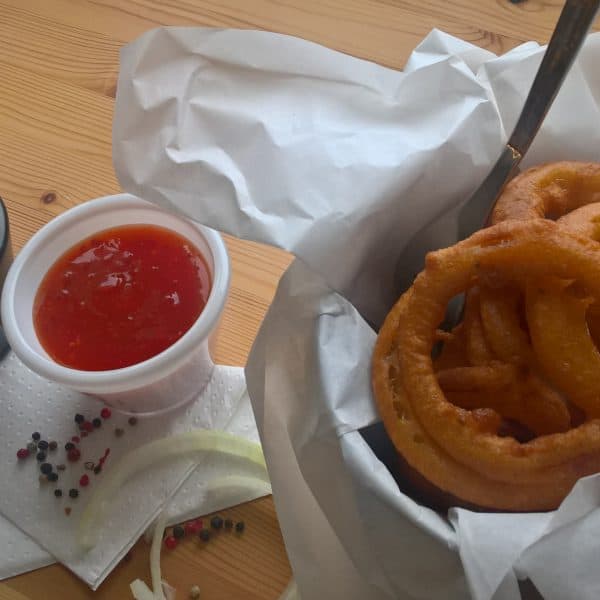 Pikantní cibulové kroužky s paprikovým krémem