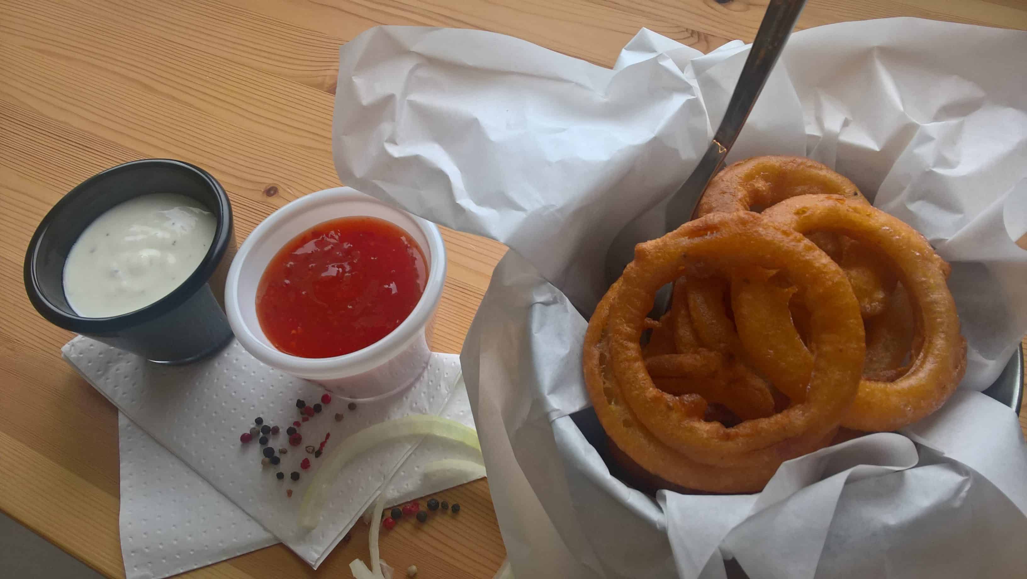 Pikantní cibulové kroužky s paprikovým krémem