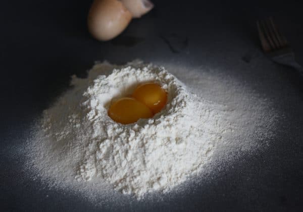 Zadělejte těsto z mouky a vajec