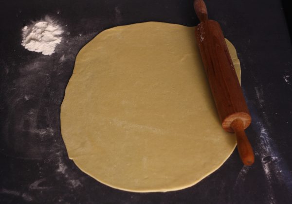 Rozválejtě těsto a nakrájejte z něj nudle