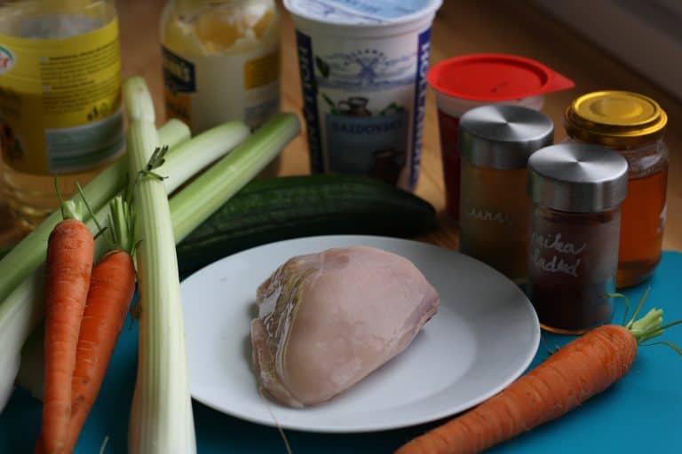 Kuřecí stripsy s dipem a zeleninou