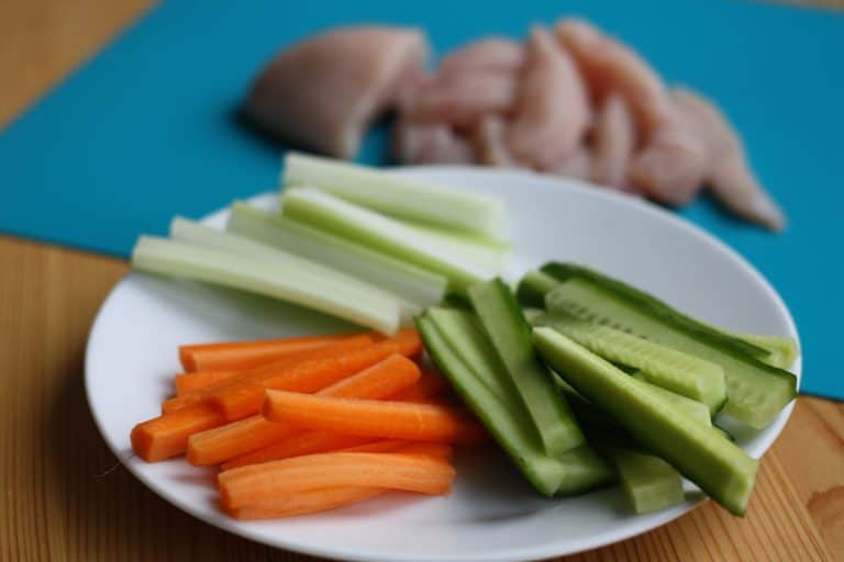 Kuřecí stripsy s dipem a zeleninou