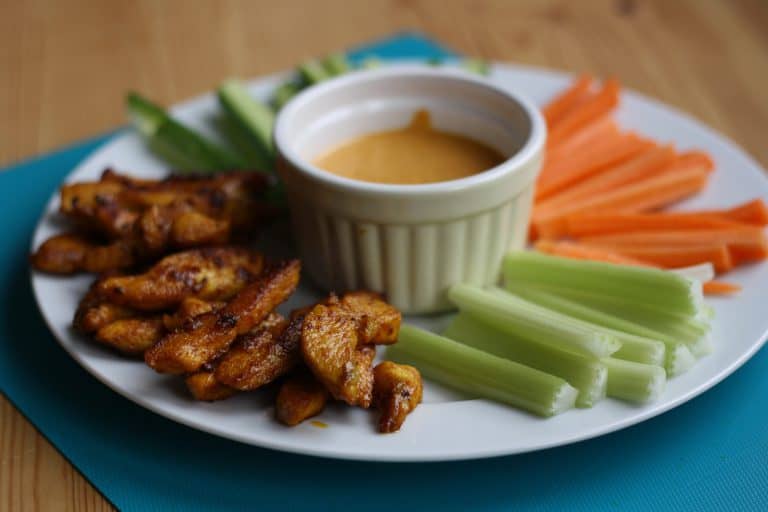 Kuřecí stripsy s dipem a zeleninou