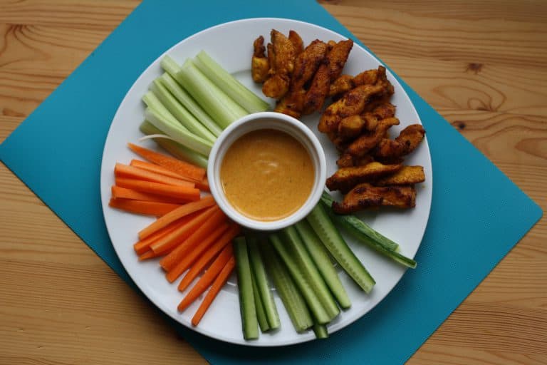 Kuřecí stripsy s dipem a zeleninou
