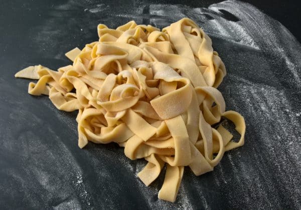 Nakrájejte třeba široké nudle