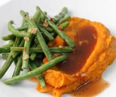 Batátové pyré s pomerančem a fazolkami