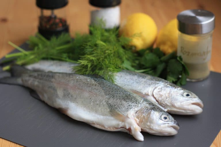 Pečený pstruh s citronem a bylinkami