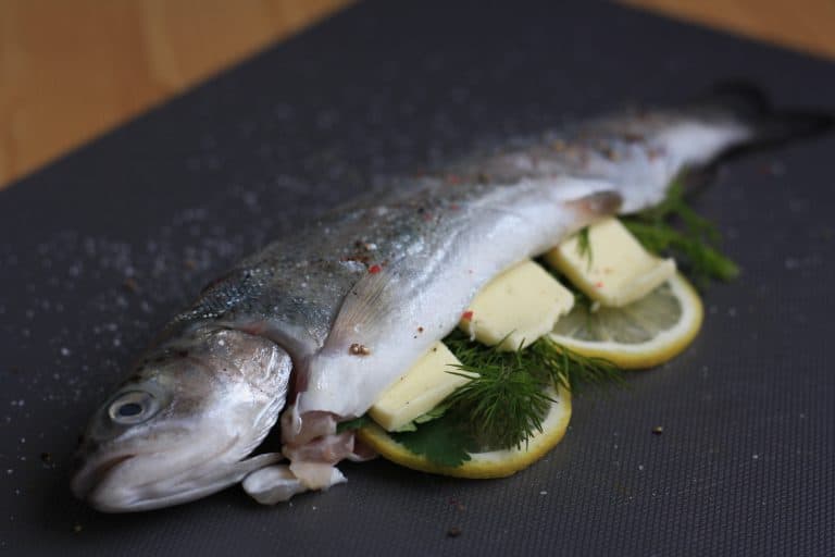 Pečený pstruh s citronem a bylinkami