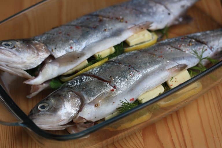 Pečený pstruh s citronem a bylinkami