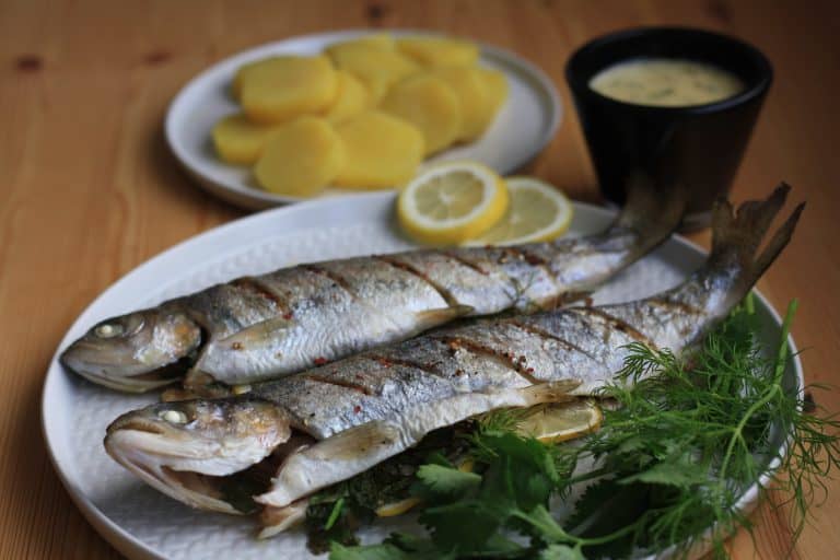 Pečený pstruh s citronem a bylinkami