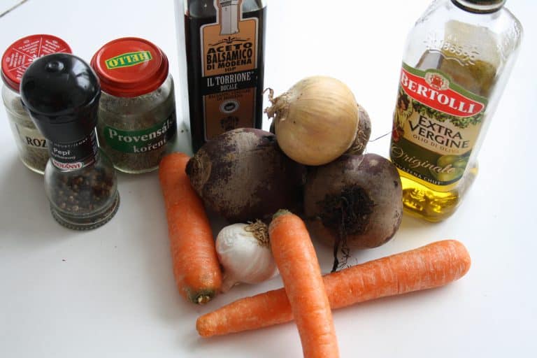 Pečená řepa s mrkví a cibulkou