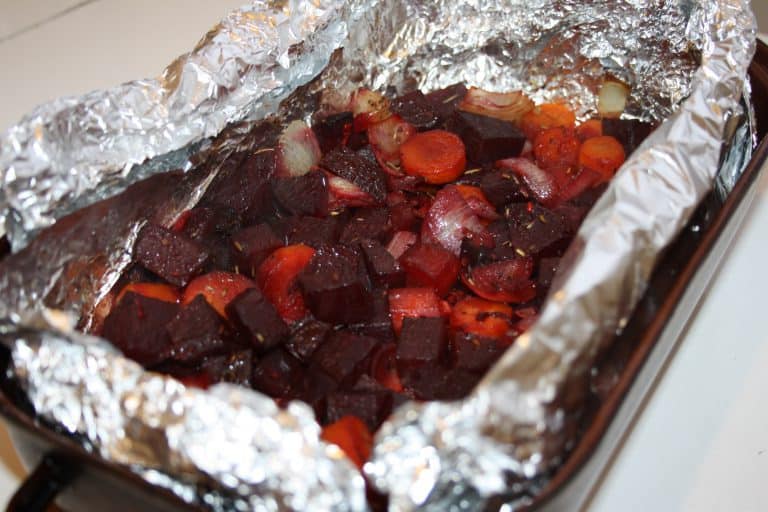 Pečená řepa s mrkví a cibulkou