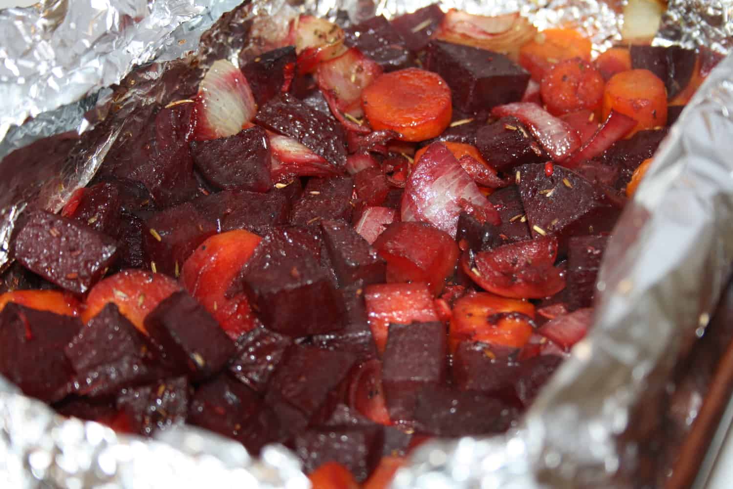 Pečená řepa s mrkví a cibulkou