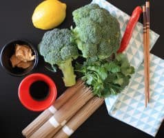 Soba nudle s chilli, brokolicí a arašídovým máslem