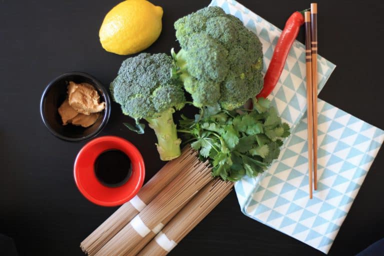 Soba nudle s chilli, brokolicí a arašídovým máslem