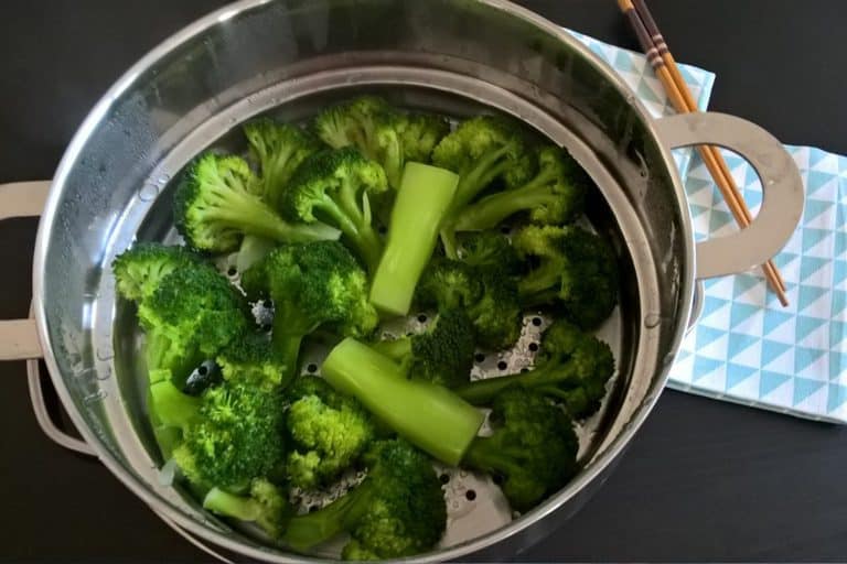 Soba nudle s chilli, brokolicí a arašídovým máslem