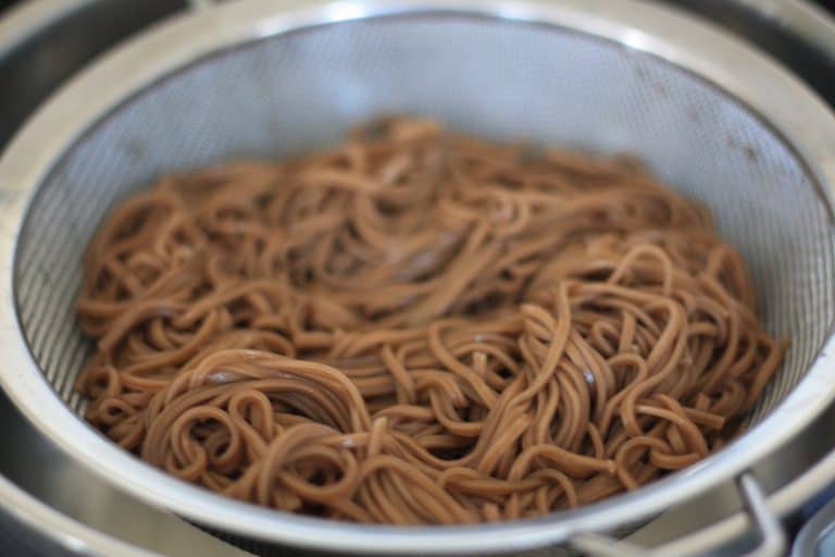 Soba nudle s chilli, brokolicí a arašídovým máslem