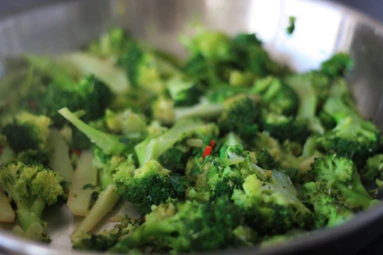 Soba nudle s chilli, brokolicí a arašídovým máslem