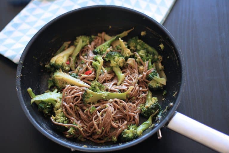 Soba nudle s chilli, brokolicí a arašídovým máslem