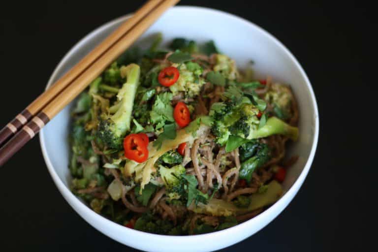 Soba nudle s chilli, brokolicí a arašídovým máslem