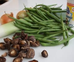 Pórková polévka s pikantními fazolkami a houbami Shiitake