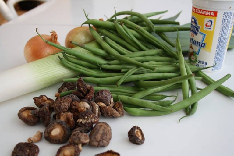 Pórková polévka s pikantními fazolkami a houbami Shiitake