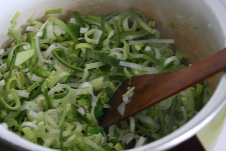 Pórková polévka s pikantními fazolkami a houbami Shiitake