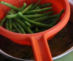 Pórková polévka s pikantními fazolkami a houbami Shiitake