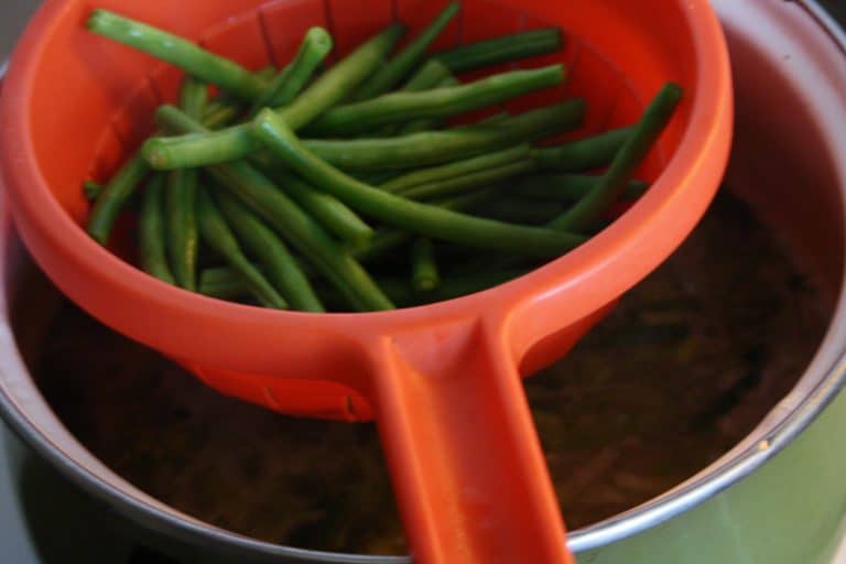 Pórková polévka s pikantními fazolkami a houbami Shiitake