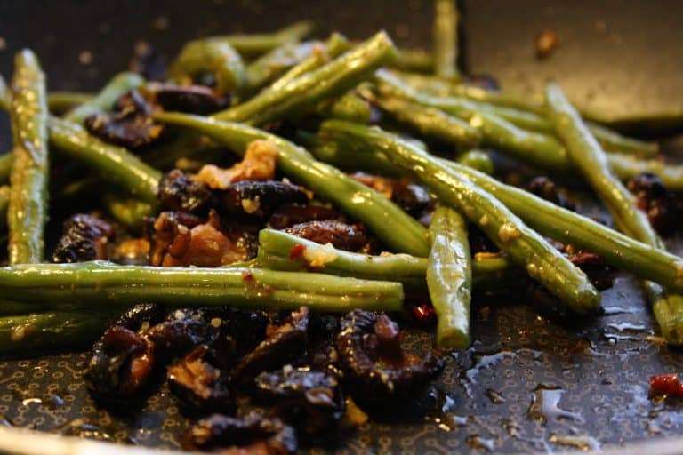 Pórková polévka s pikantními fazolkami a houbami Shiitake