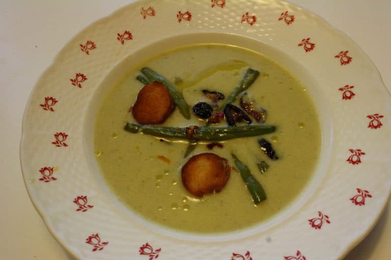 Pórková polévka s pikantními fazolkami a houbami Shiitake