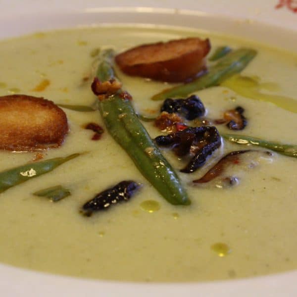 Pórková polévka s pikantními fazolkami a houbami Shiitake