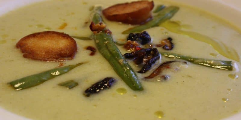 Pórková polévka s pikantními fazolkami a houbami Shiitake