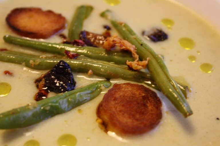 Pórková polévka s pikantními fazolkami a houbami Shiitake