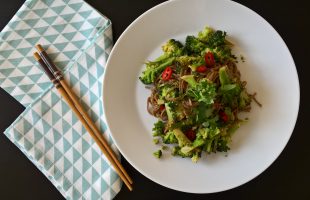 Soba nudle s chilli, brokolicí a arašídovým máslem