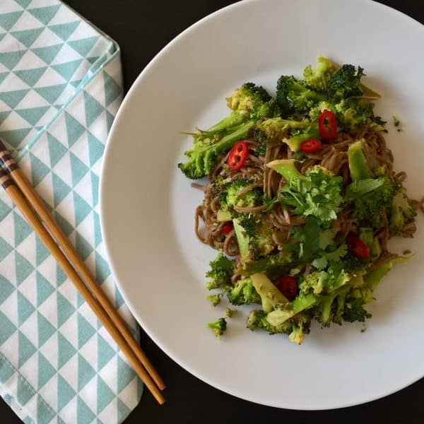 Soba nudle s chilli, brokolicí a arašídovým máslem